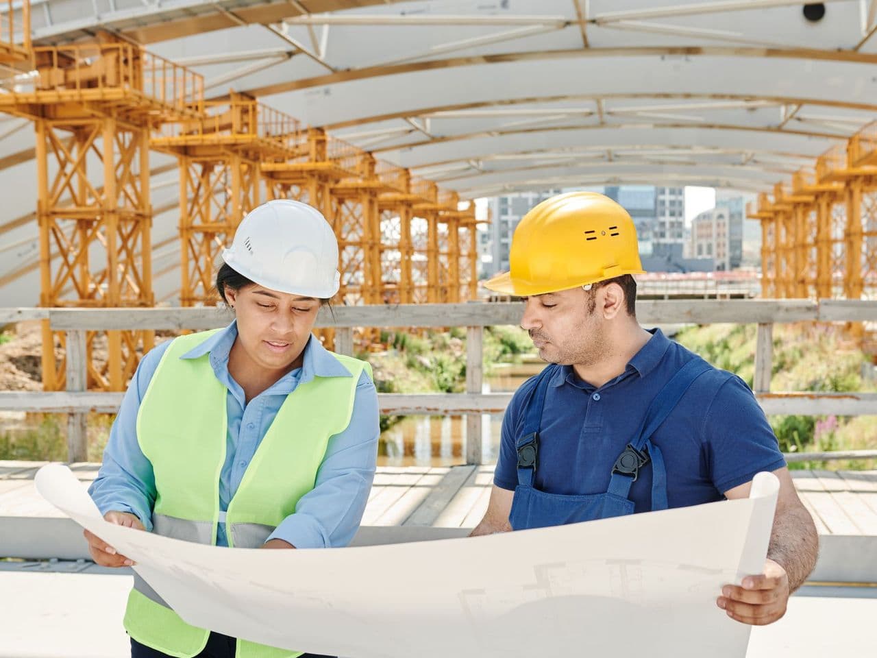 Artisans du bâtiment sur un chantier de rénovation lumineux