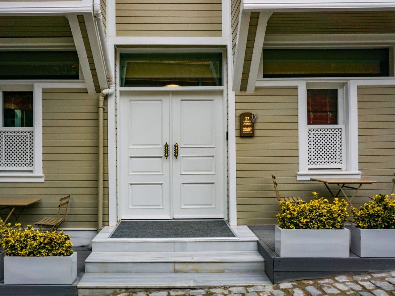 Pose d'une porte d'entrée